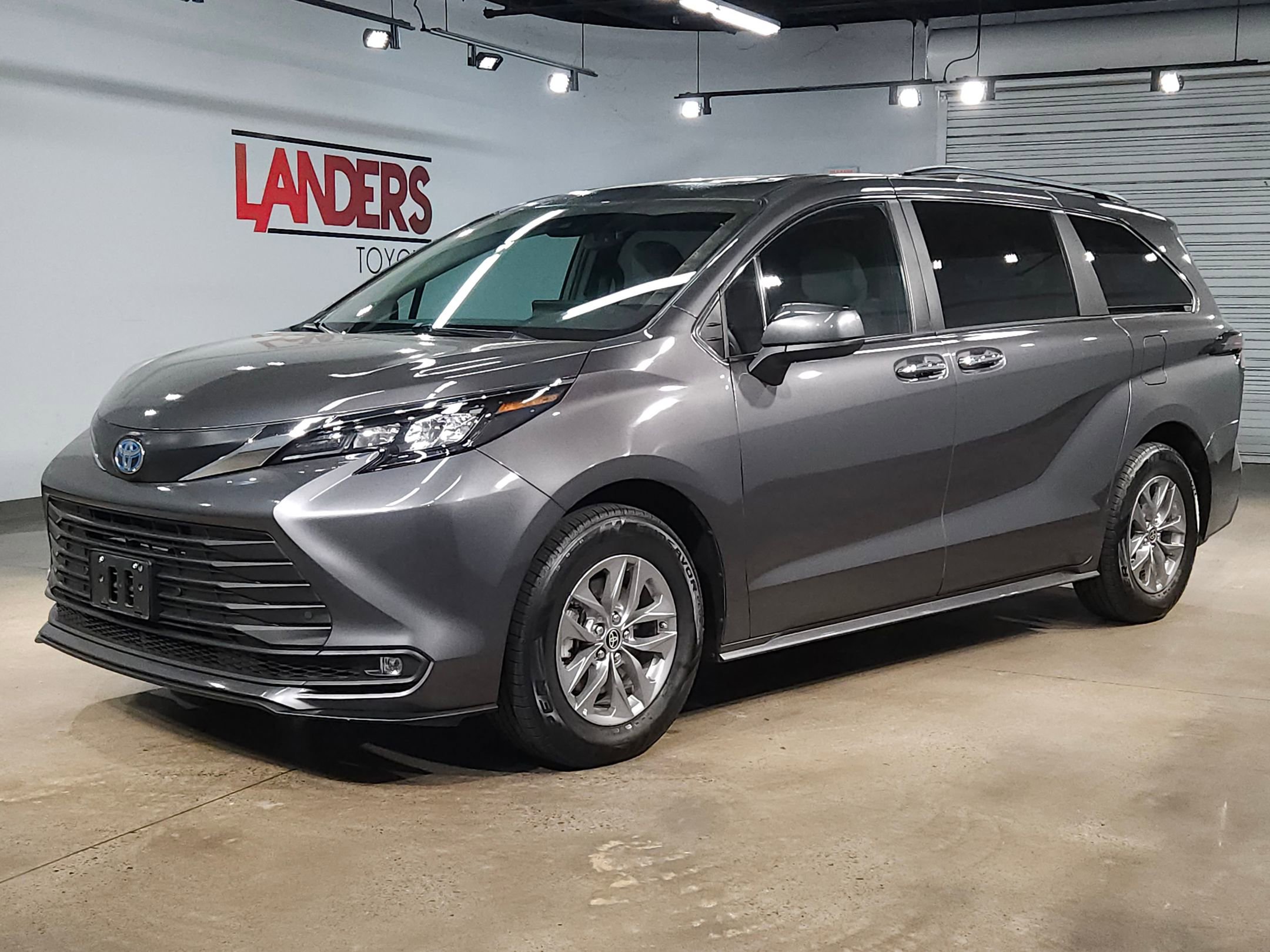 Certified 2025 Toyota Sienna XLE image 3