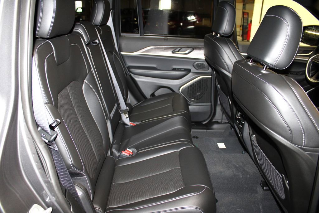 New 2025 Jeep Grand Cherokee Limited w/ Luxury Tech Group II image 32