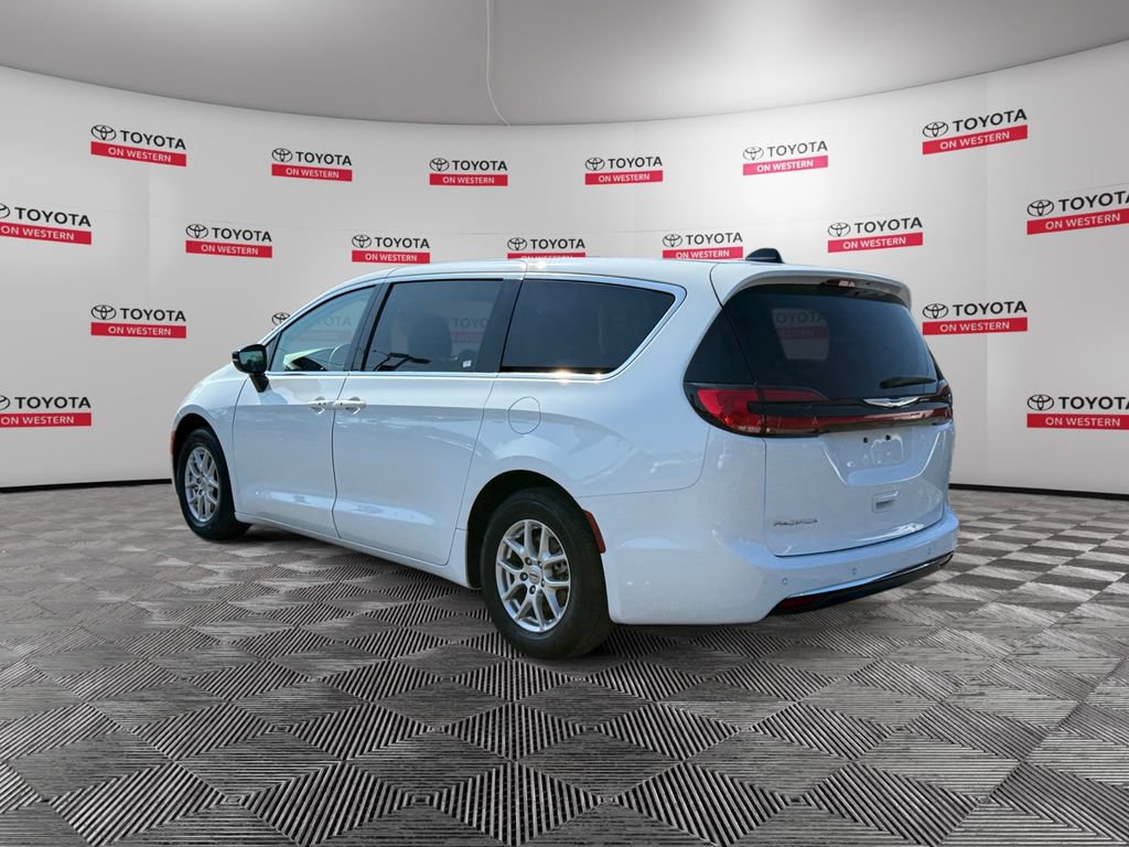 Used 2024 Chrysler Pacifica Touring-L FWD image 7