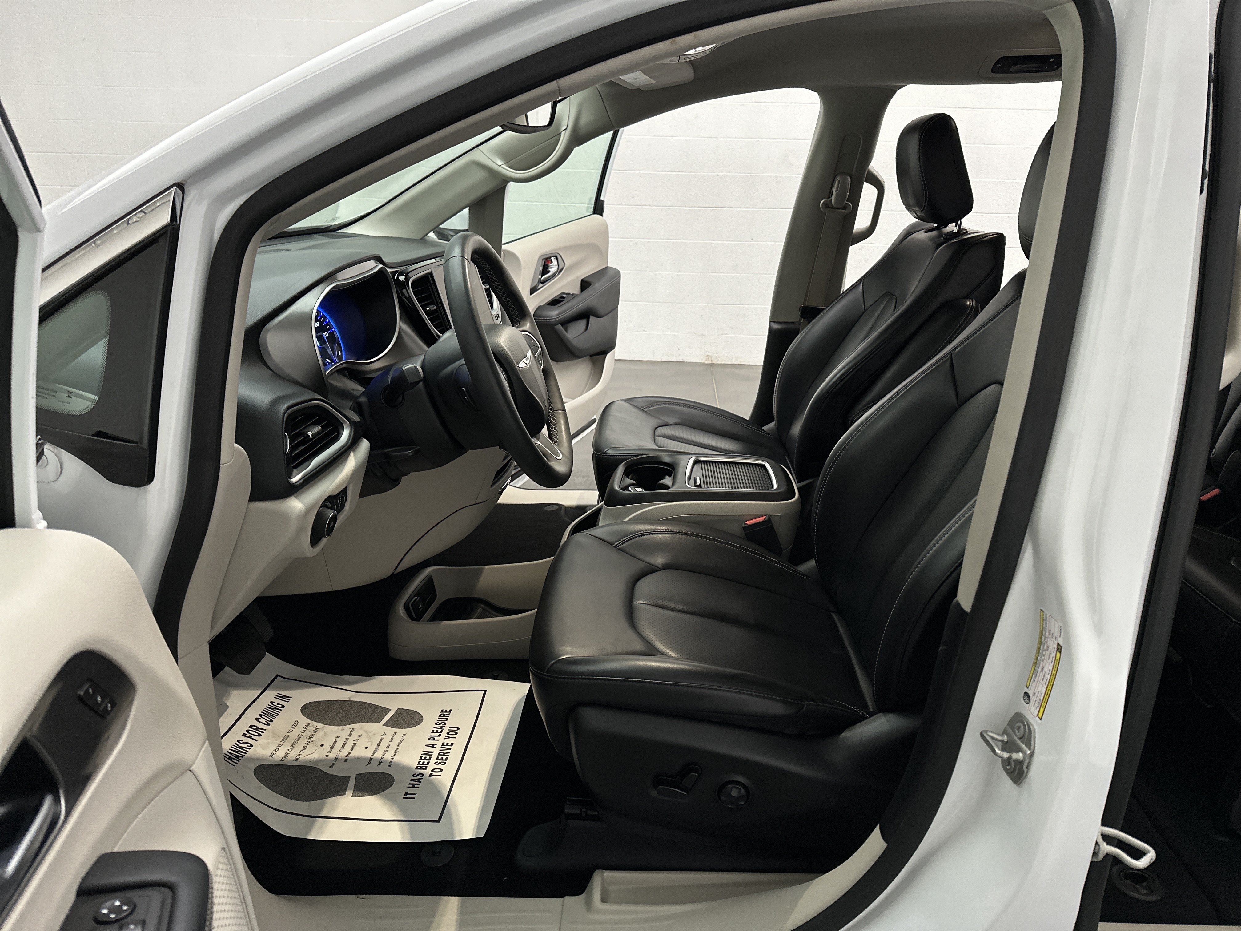 Used 2023 Chrysler Pacifica Touring-L FWD image 17