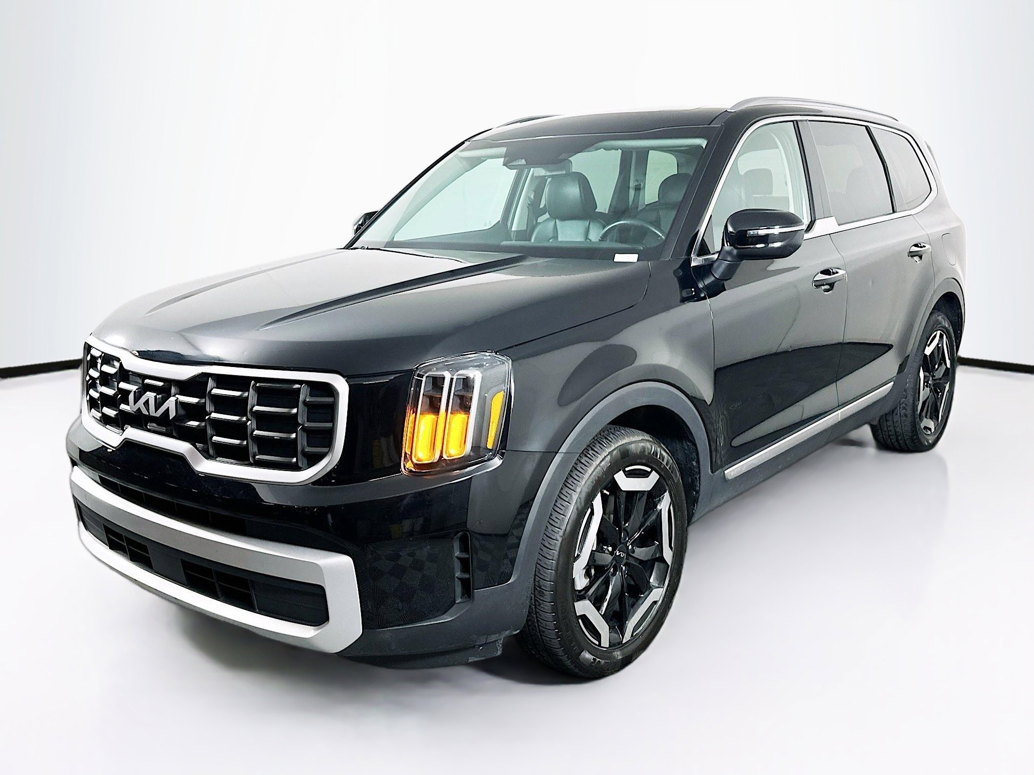 Used 2025 Kia Telluride S FWD image 3