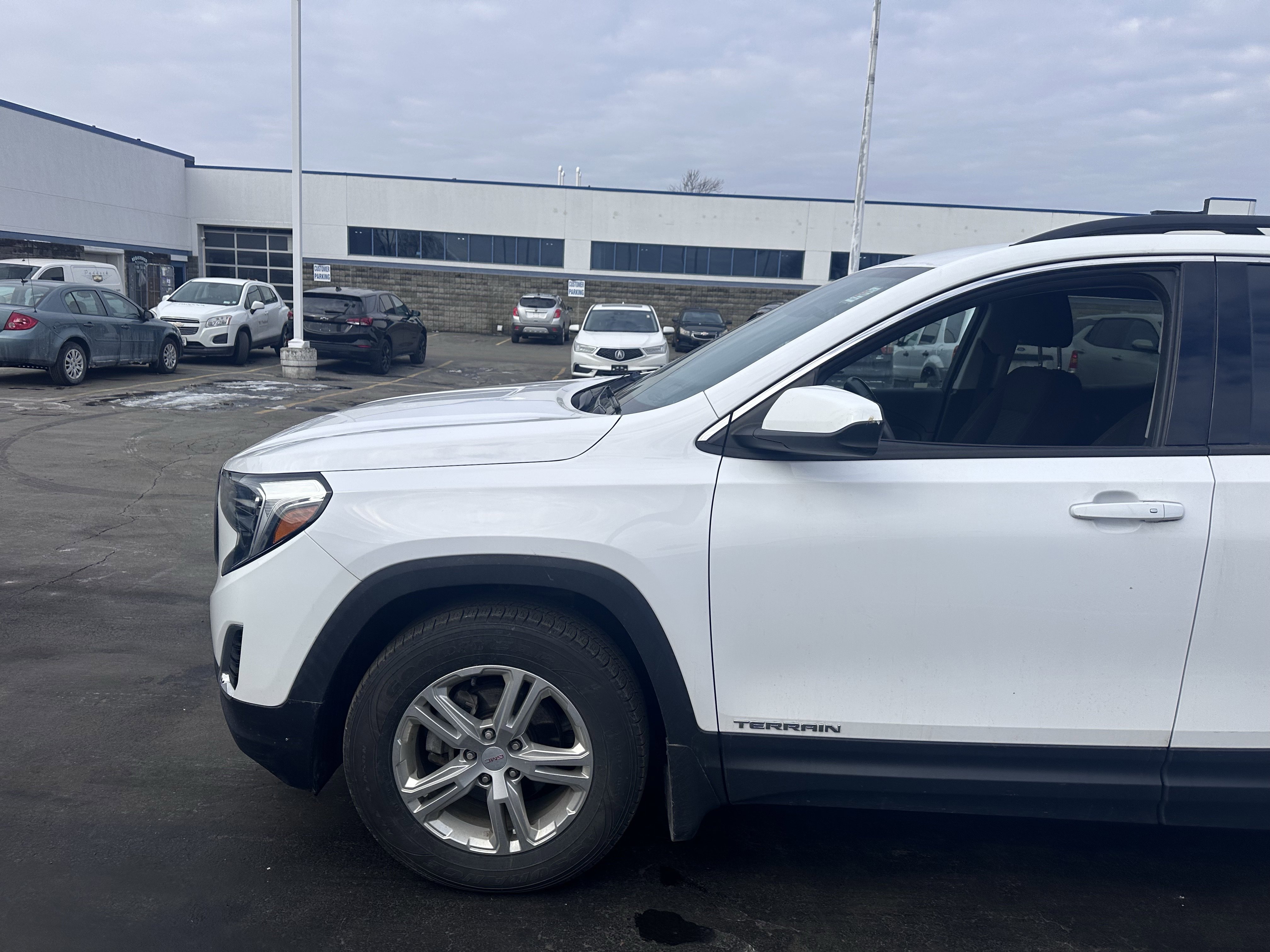 Used 2020 GMC Terrain SLE w/ Driver Convenience Package image 4