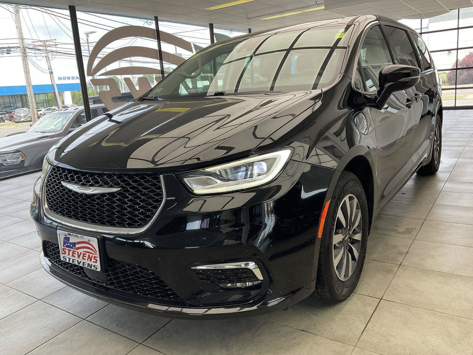 Used 2024 Chrysler Pacifica Limited FWD image 3