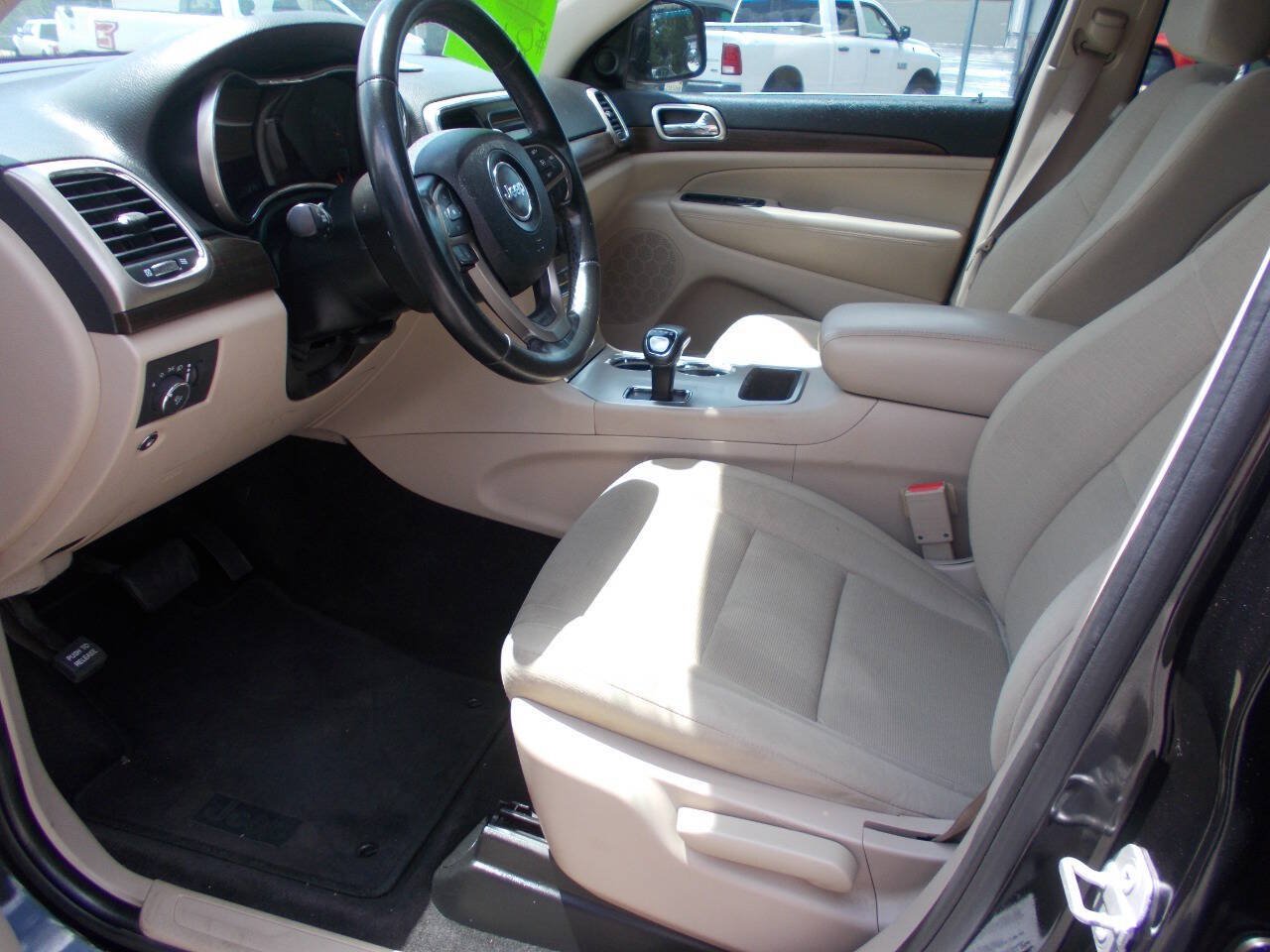 Used 2015 Jeep Grand Cherokee Laredo RWD image 5