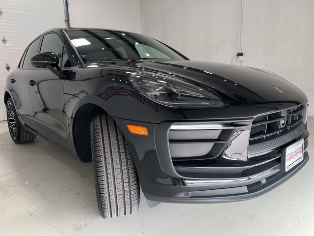 Used 2025 Porsche Macan T image 3