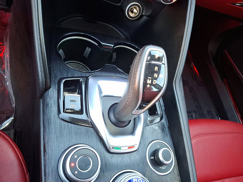 Used 2020 Alfa Romeo Giulia AWD image 27