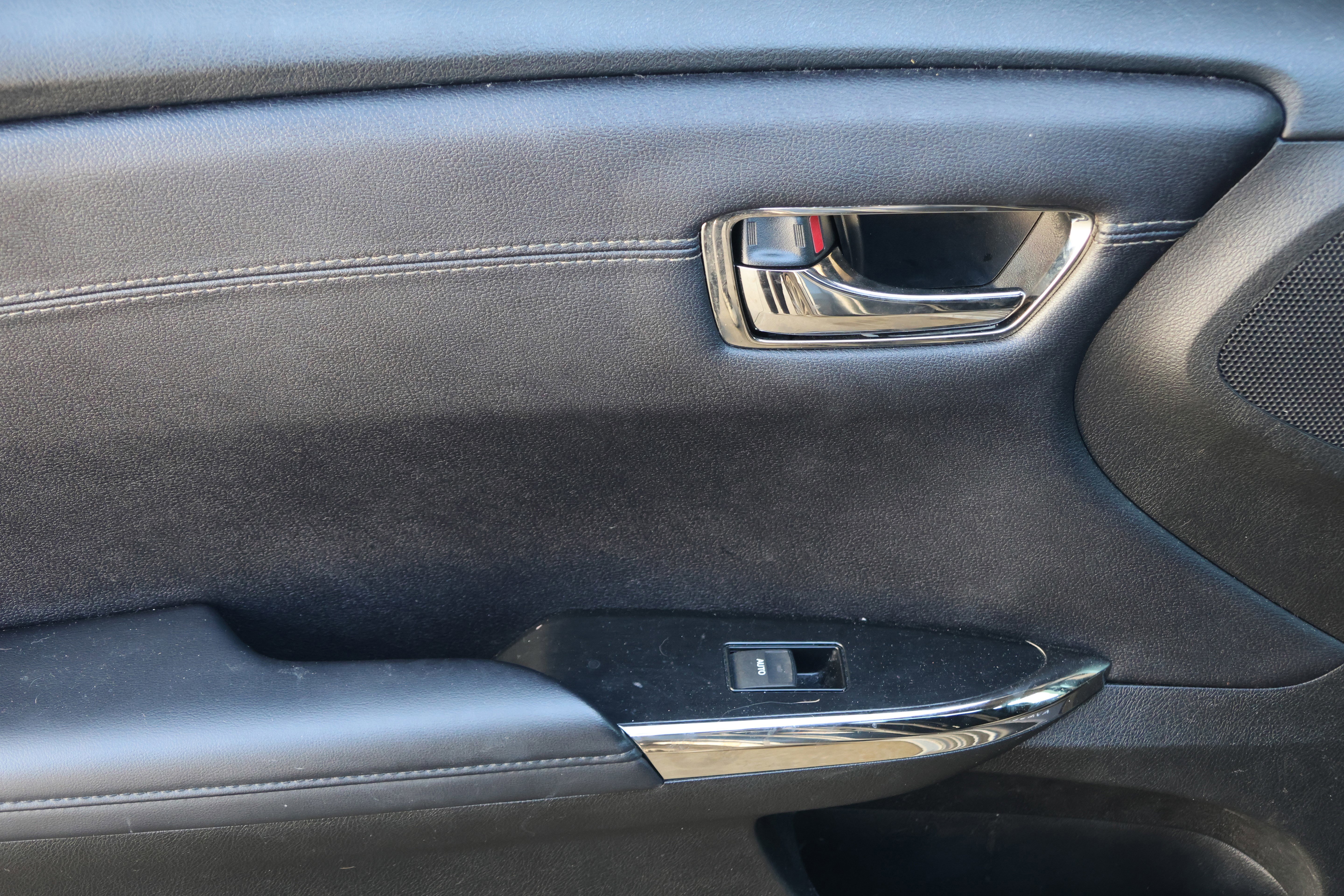 Used 2017 Toyota Avalon Limited image 33