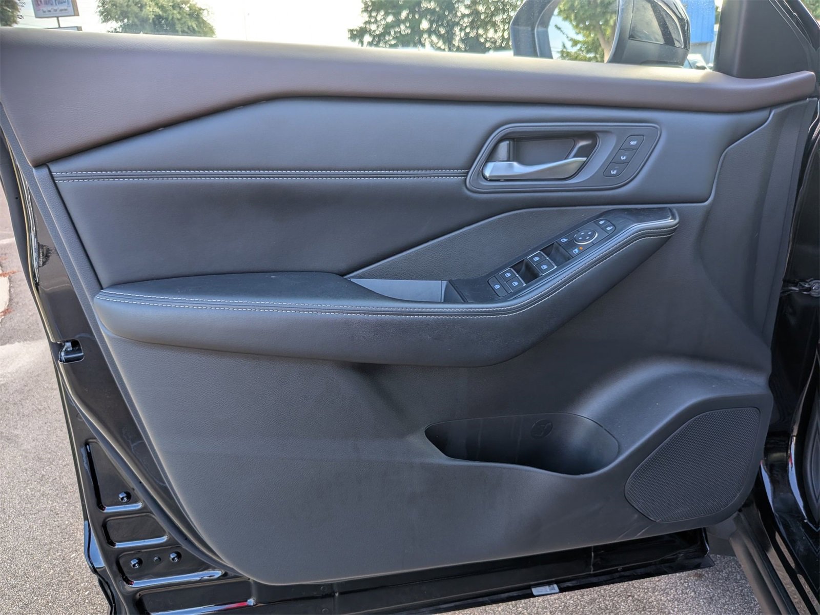 Used 2023 Nissan Rogue SL image 12