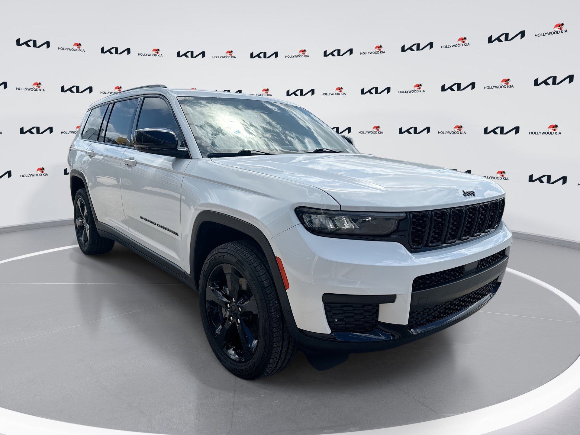 Used 2023 Jeep Grand Cherokee L Laredo RWD image 1
