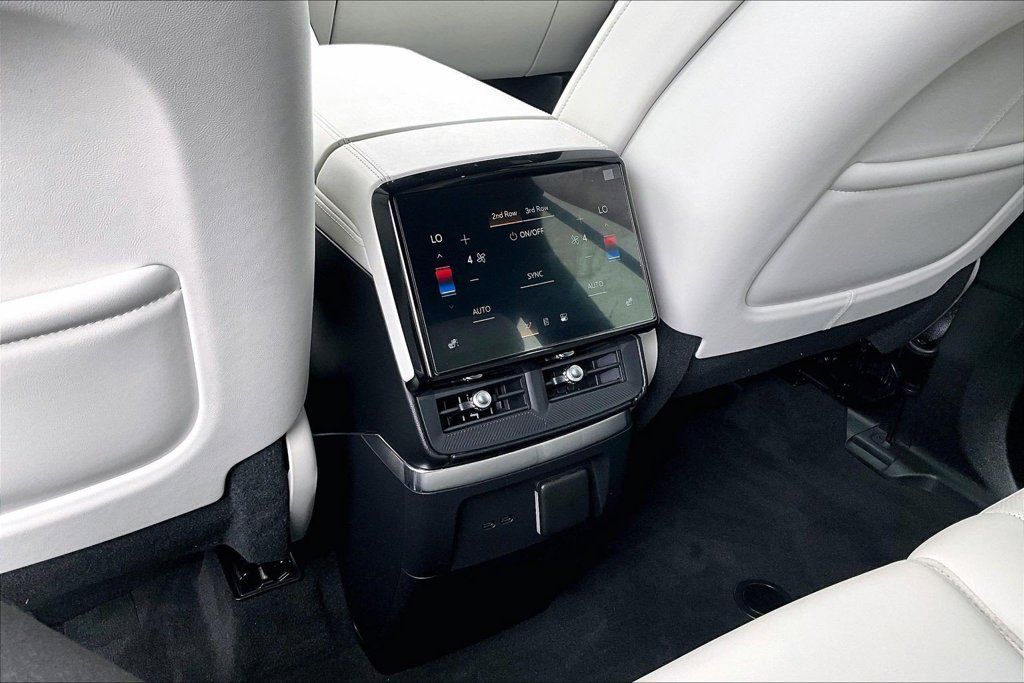 Used 2027 Cadillac Vistiq Luxury w/ LPO, Floor Liner Package AWD/4WD image 10
