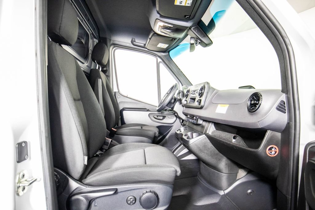 Used 2025 Mercedes-Benz Sprinter 2500 image 8