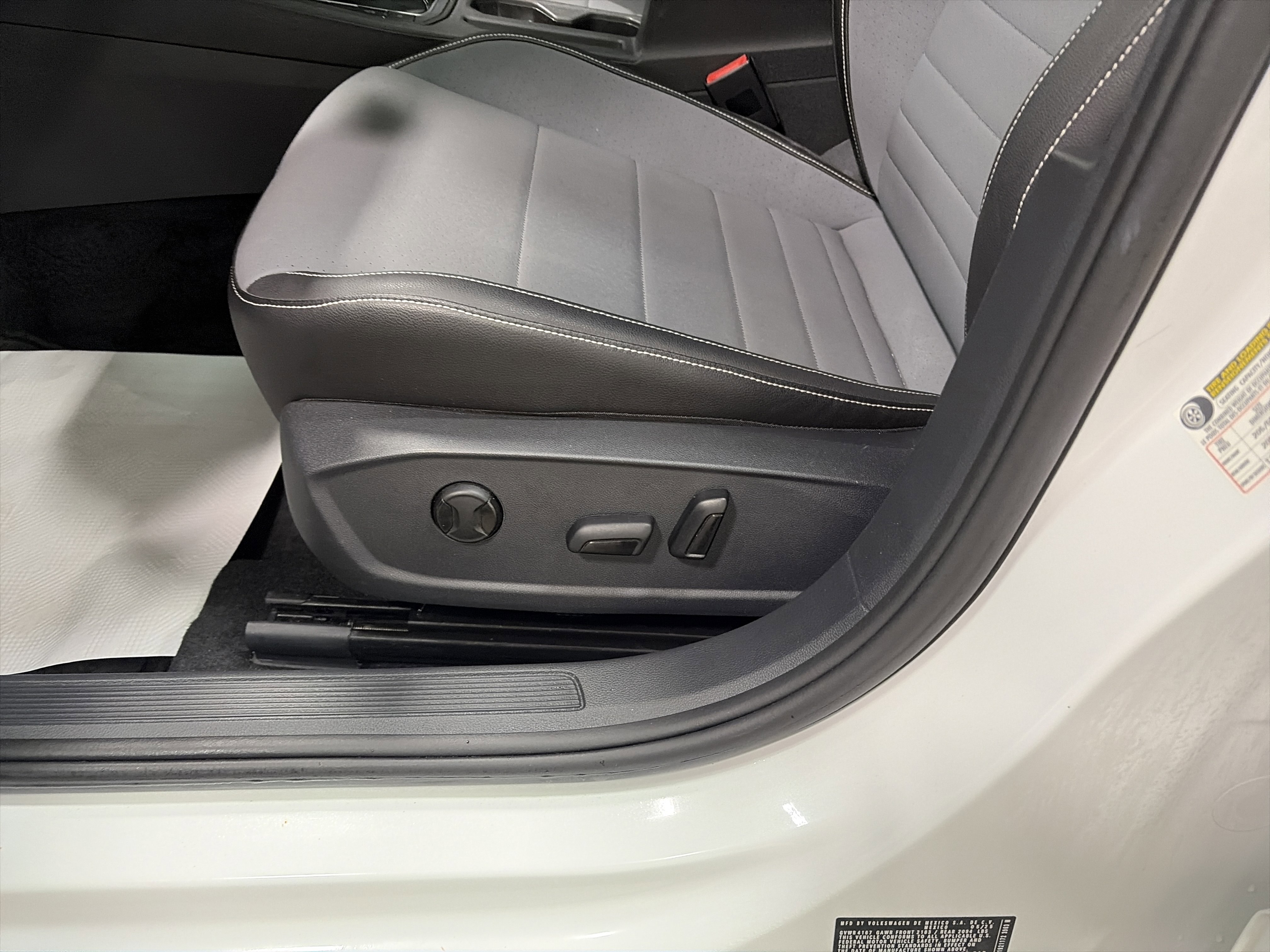 Certified 2025 Volkswagen Jetta SE image 14