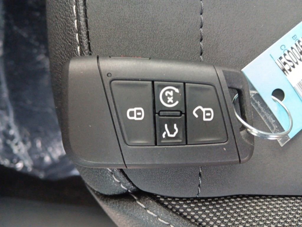 Used 2025 Volkswagen Taos SE image 27