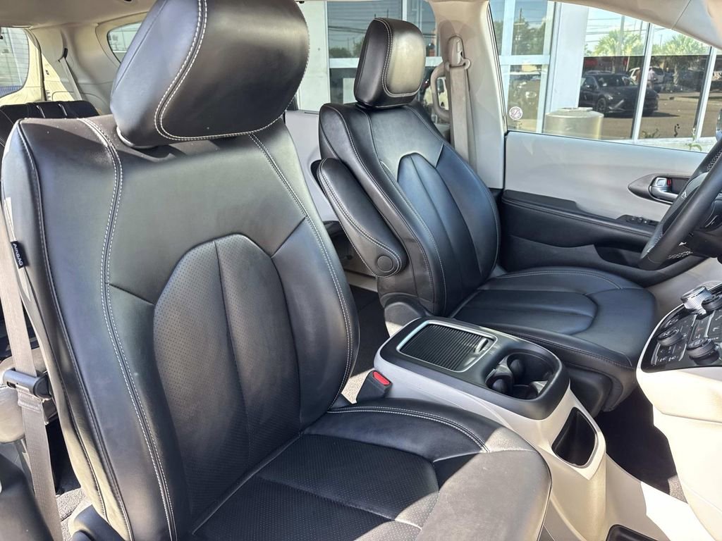 Used 2024 Chrysler Pacifica Touring-L image 11