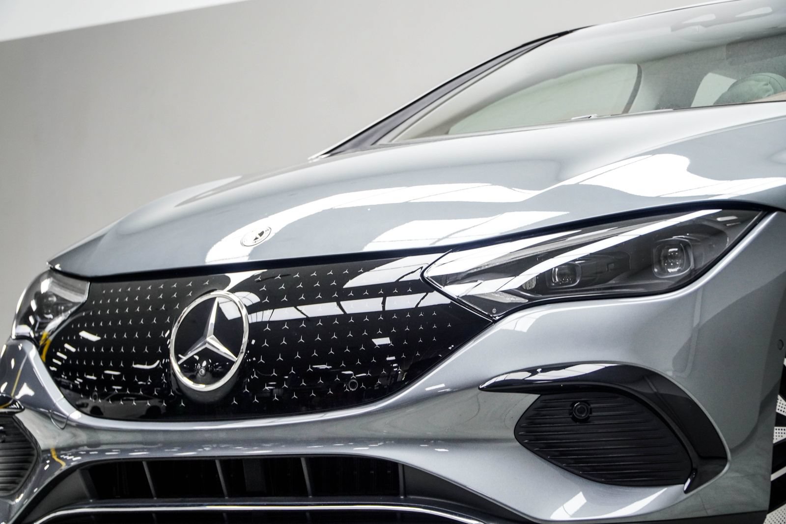 Used 2025 Mercedes-Benz EQE 500 4MATIC Sedan image 2