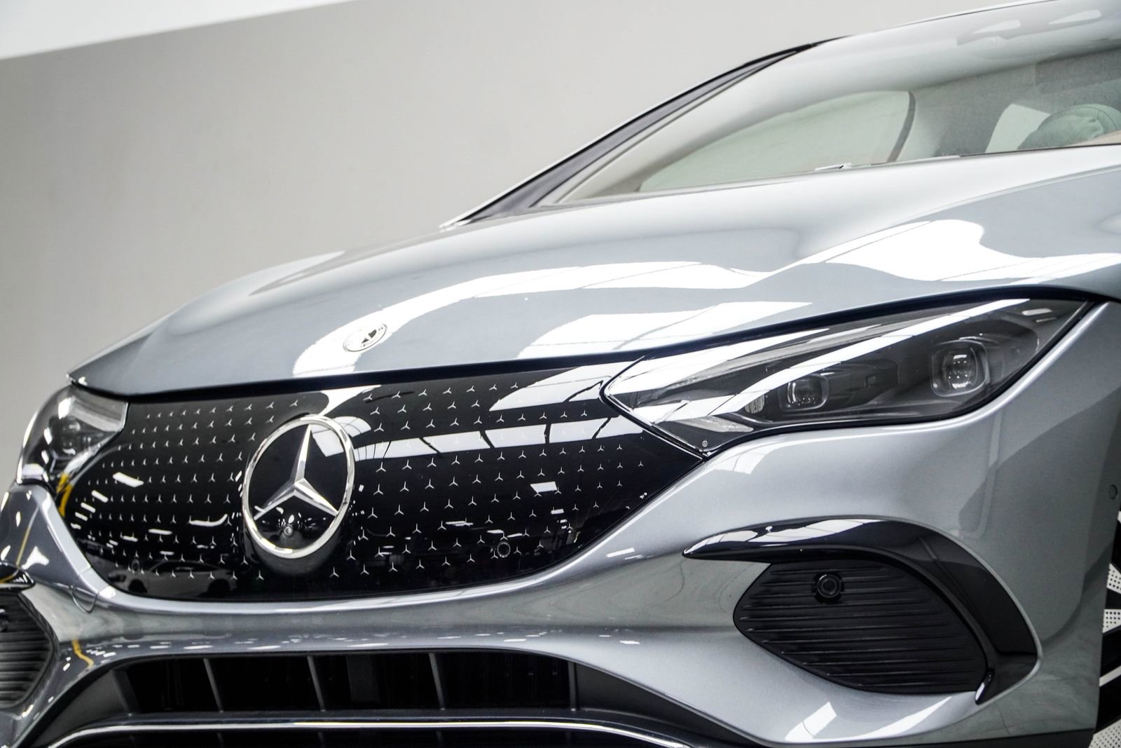 Used 2025 Mercedes-Benz EQE 500 4MATIC Sedan image 2