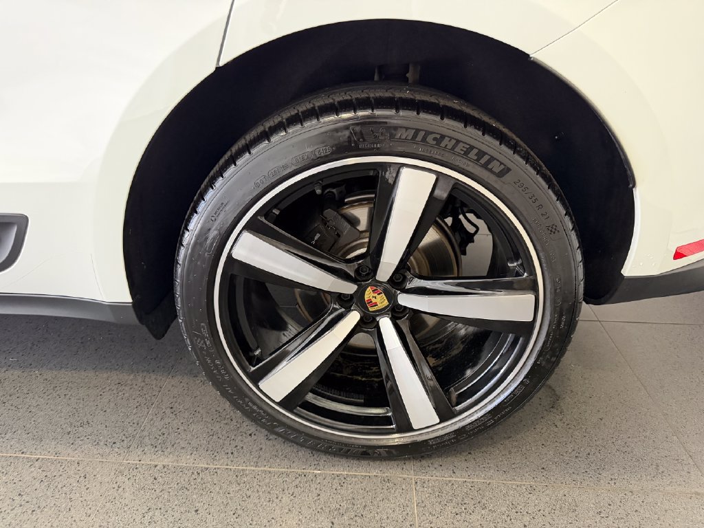 Certified 2026 Porsche Macan AWD/4WD image 11