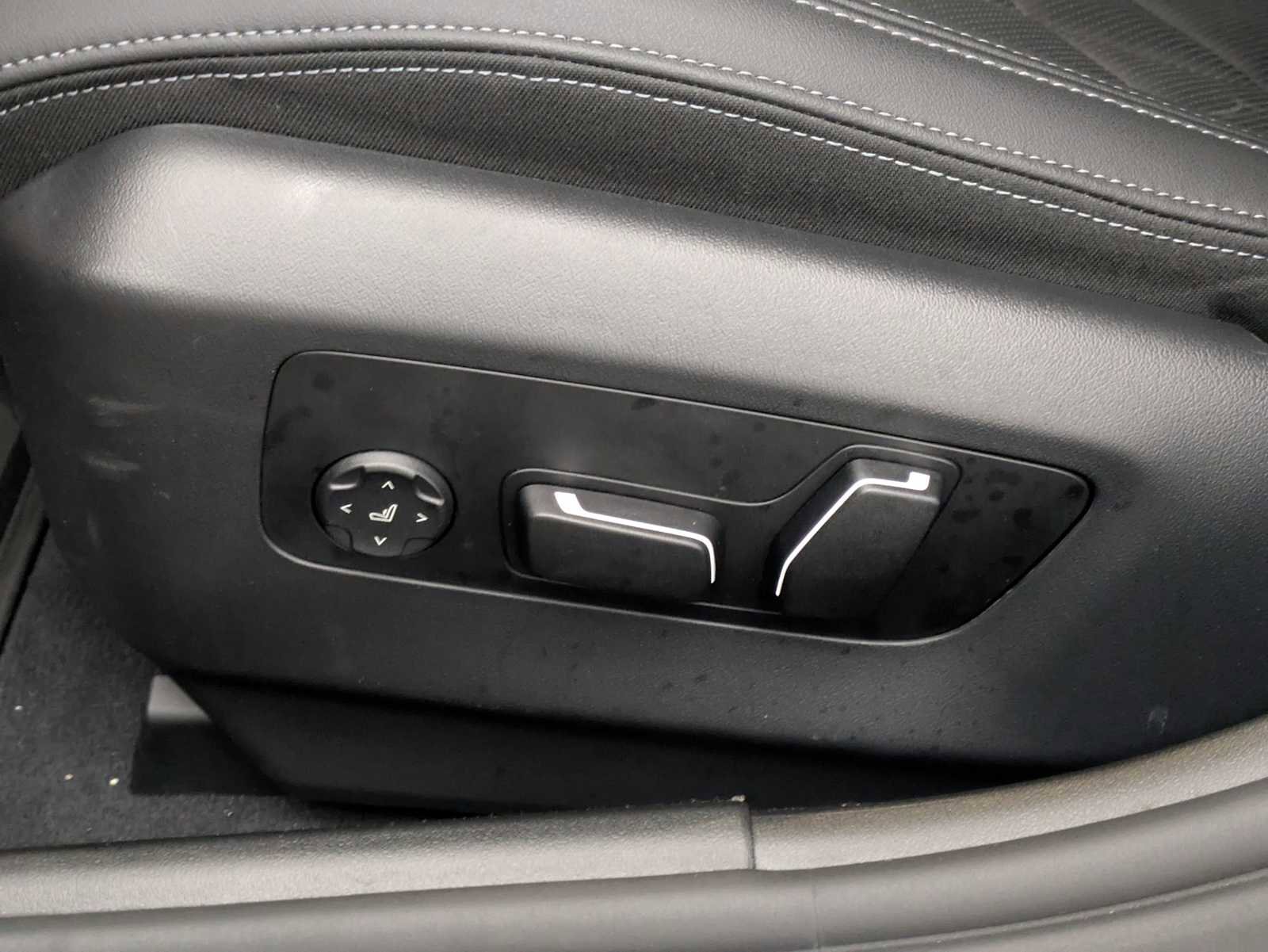 Used 2025 BMW 530i xDrive w/ Premium Package AWD/4WD image 18