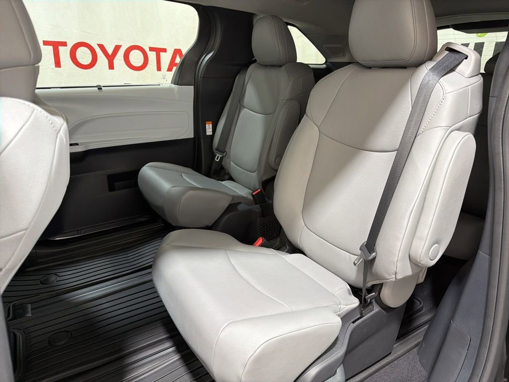 Used 2026 Toyota Sienna XLE image 19