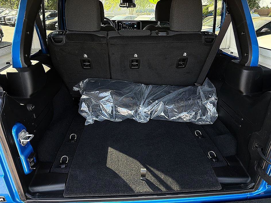 Used 2025 Jeep Wrangler Unlimited Rubicon AWD/4WD image 26