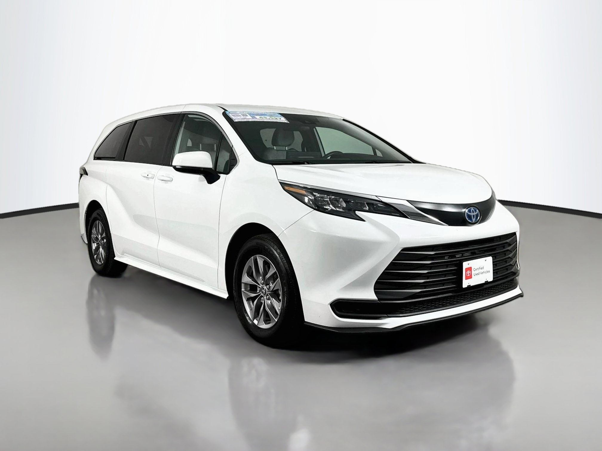 Certified 2025 Toyota Sienna LE FWD image 1