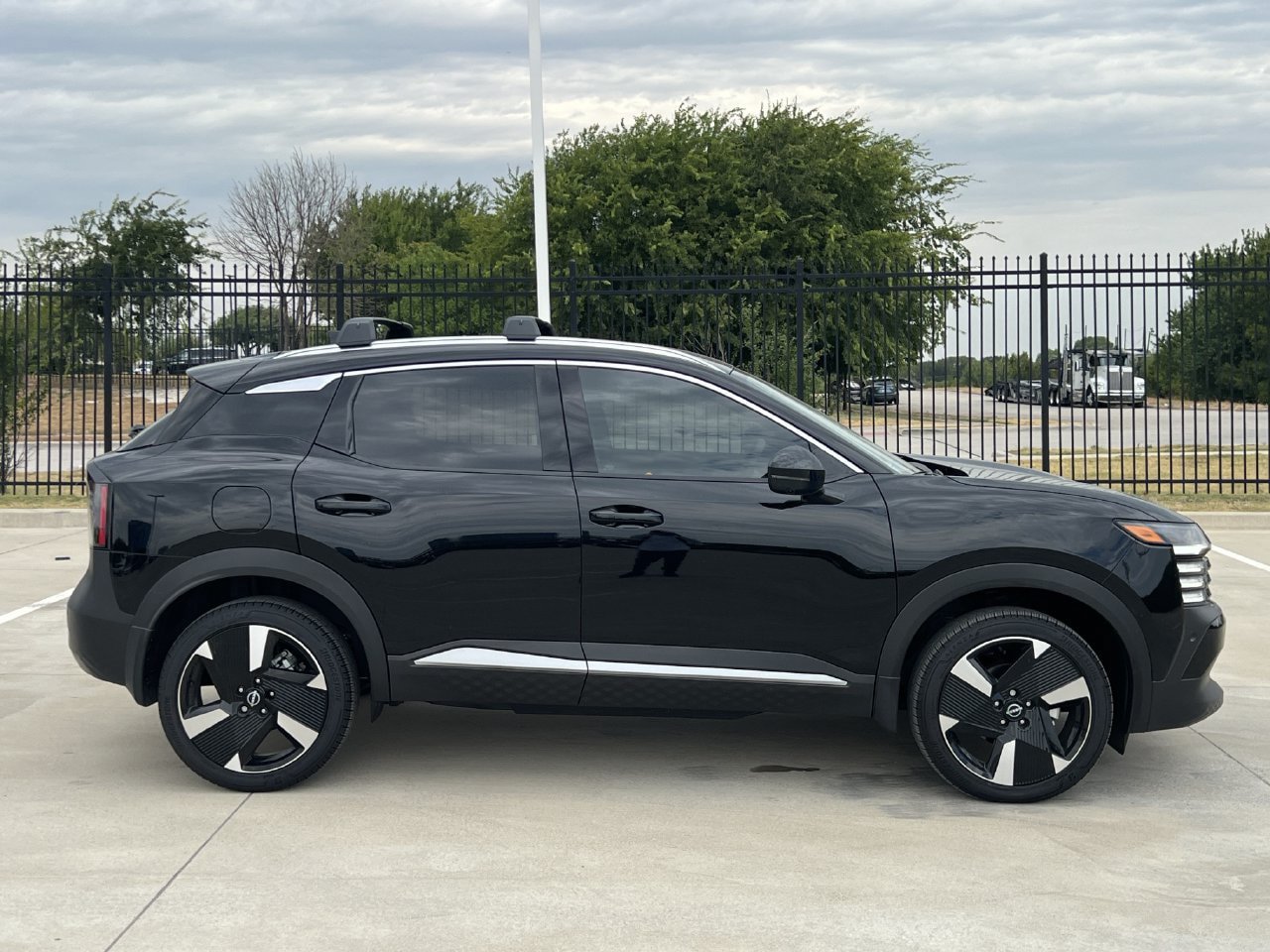 New 2026 Nissan Kicks SR w/ Cold Weather Package AWD/4WD image 3