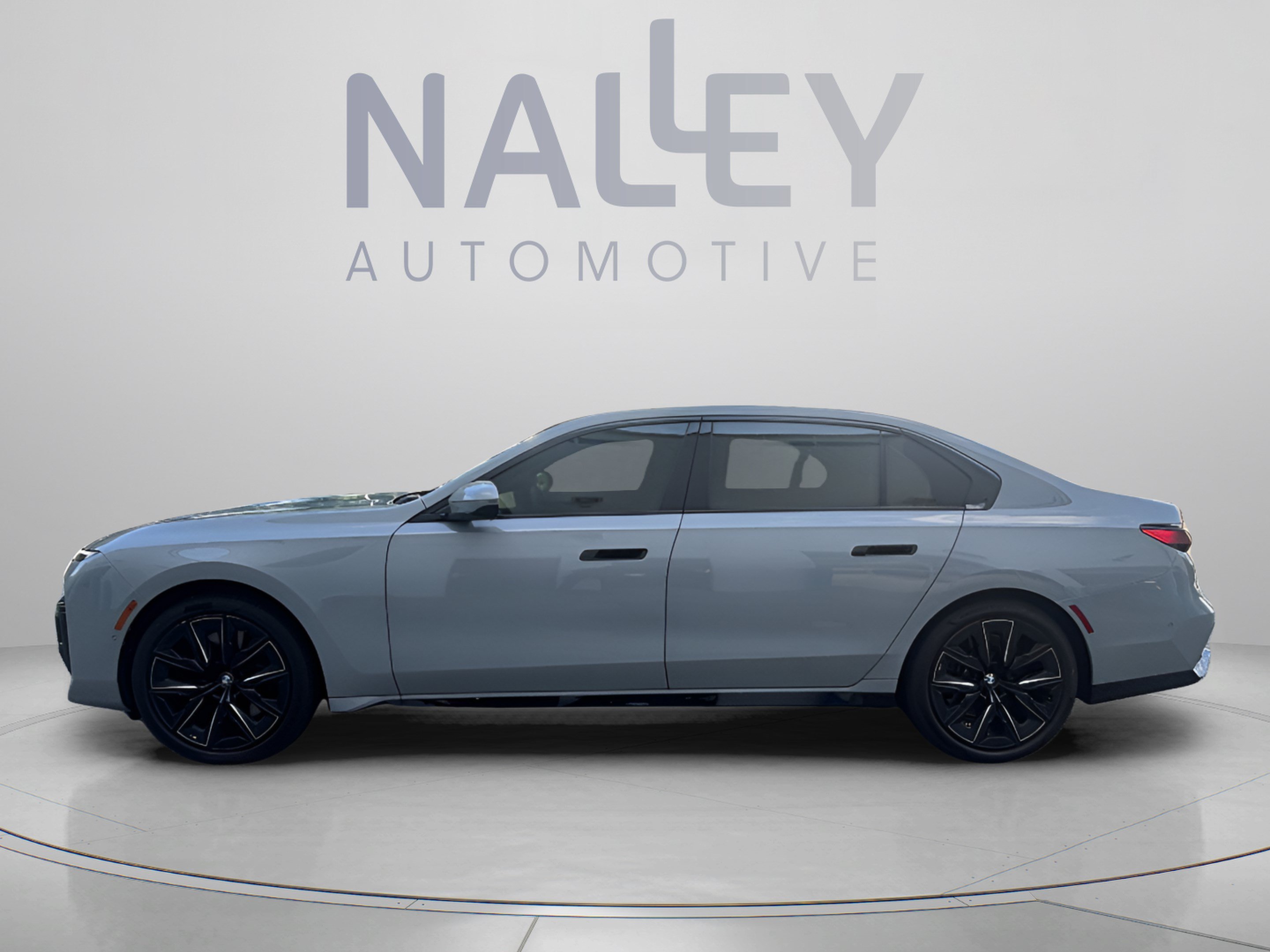 Used 2025 BMW 760i xDrive w/ Premium Package AWD/4WD image 2