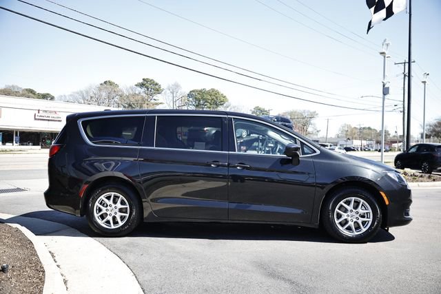 Used 2022 Chrysler Voyager LX image 8