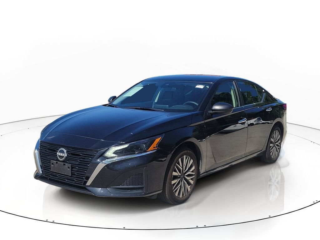 Used 2025 Nissan Altima 2.5 SV FWD image 2