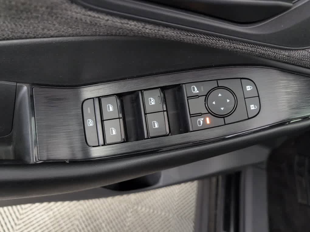 Used 2023 Nissan Rogue S AWD/4WD image 19