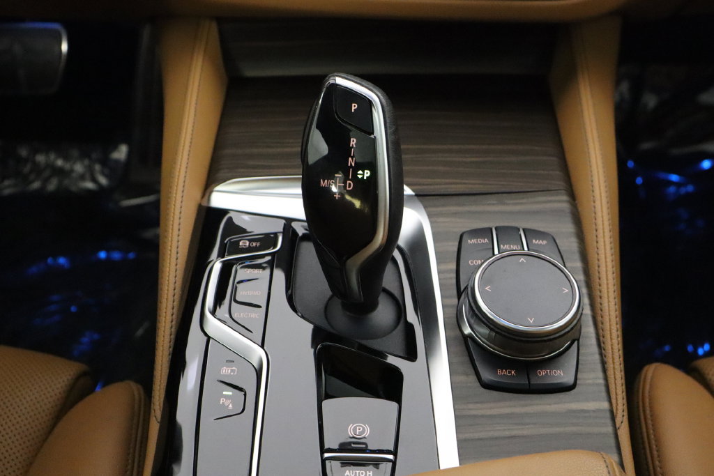 Used 2023 BMW 530e w/ M Sport Package RWD image 32