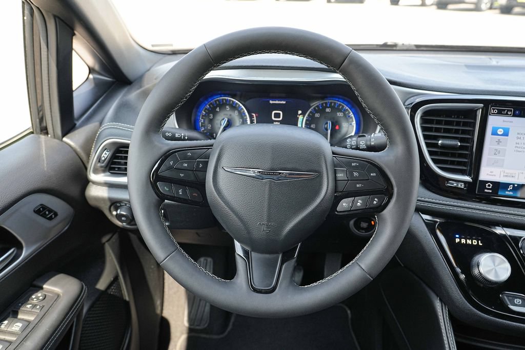 Used 2025 Chrysler Pacifica Limited FWD image 32