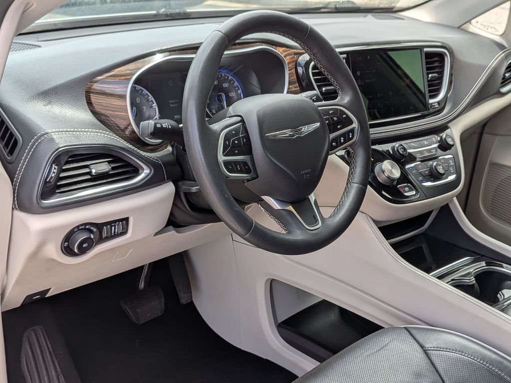 Used 2023 Chrysler Pacifica Limited FWD image 39