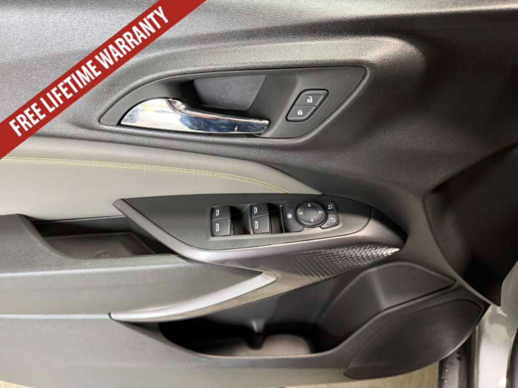 Used 2025 Chevrolet Trax ACTIV w/ Sunroof Package FWD image 18