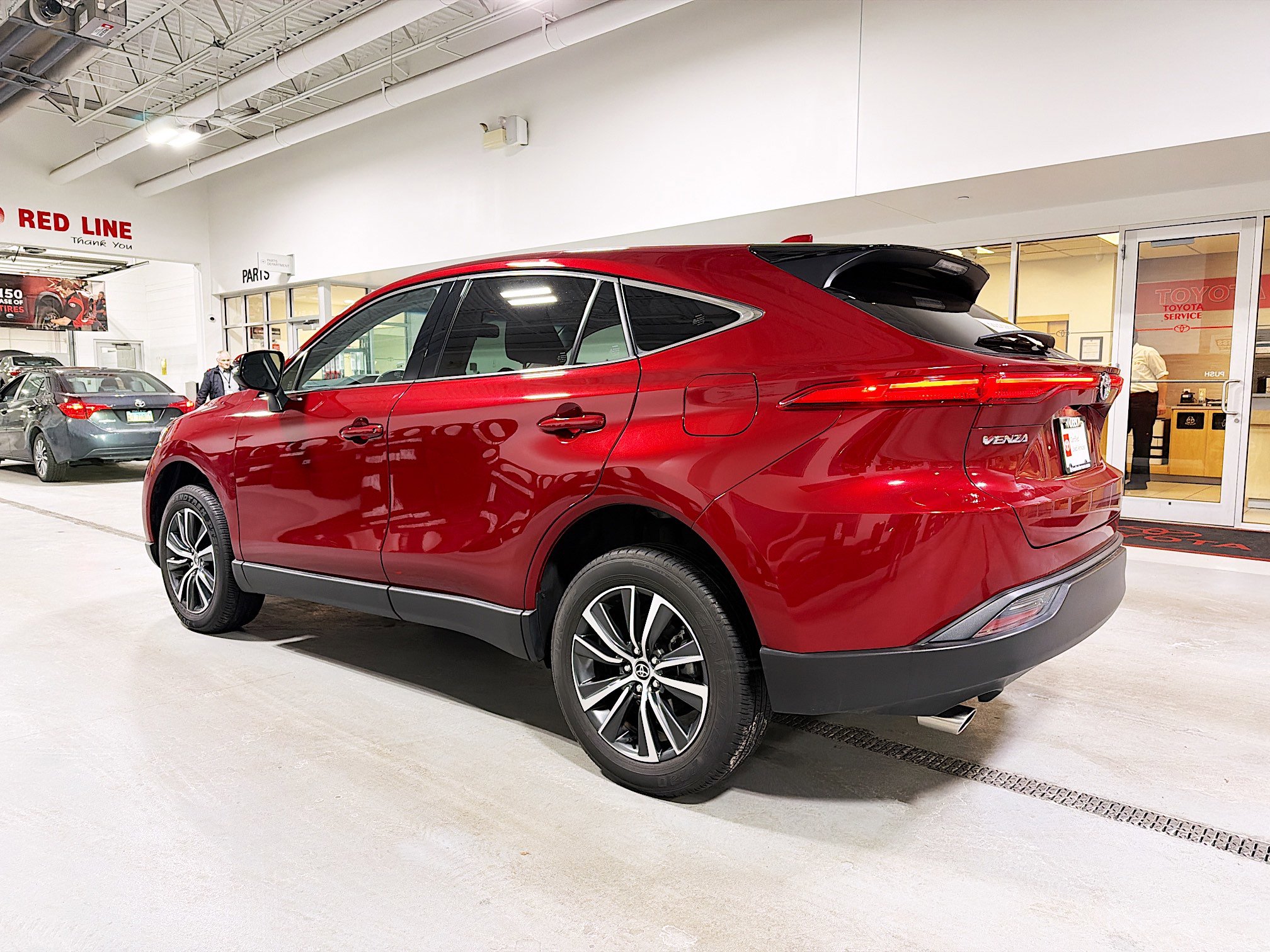 Used 2023 Toyota Venza LE image 4