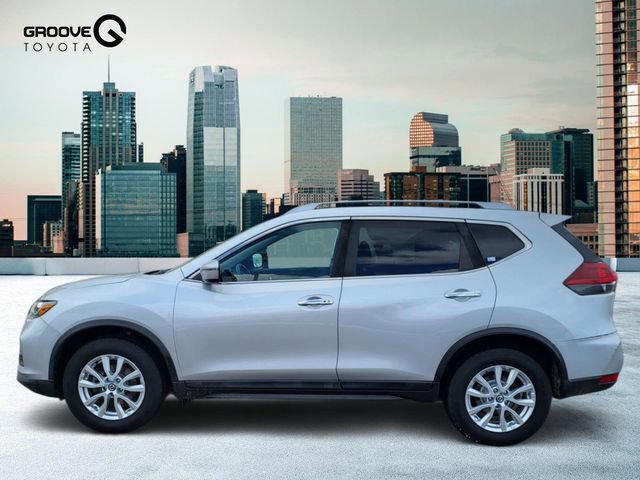 Used 2018 Nissan Rogue SV image 2