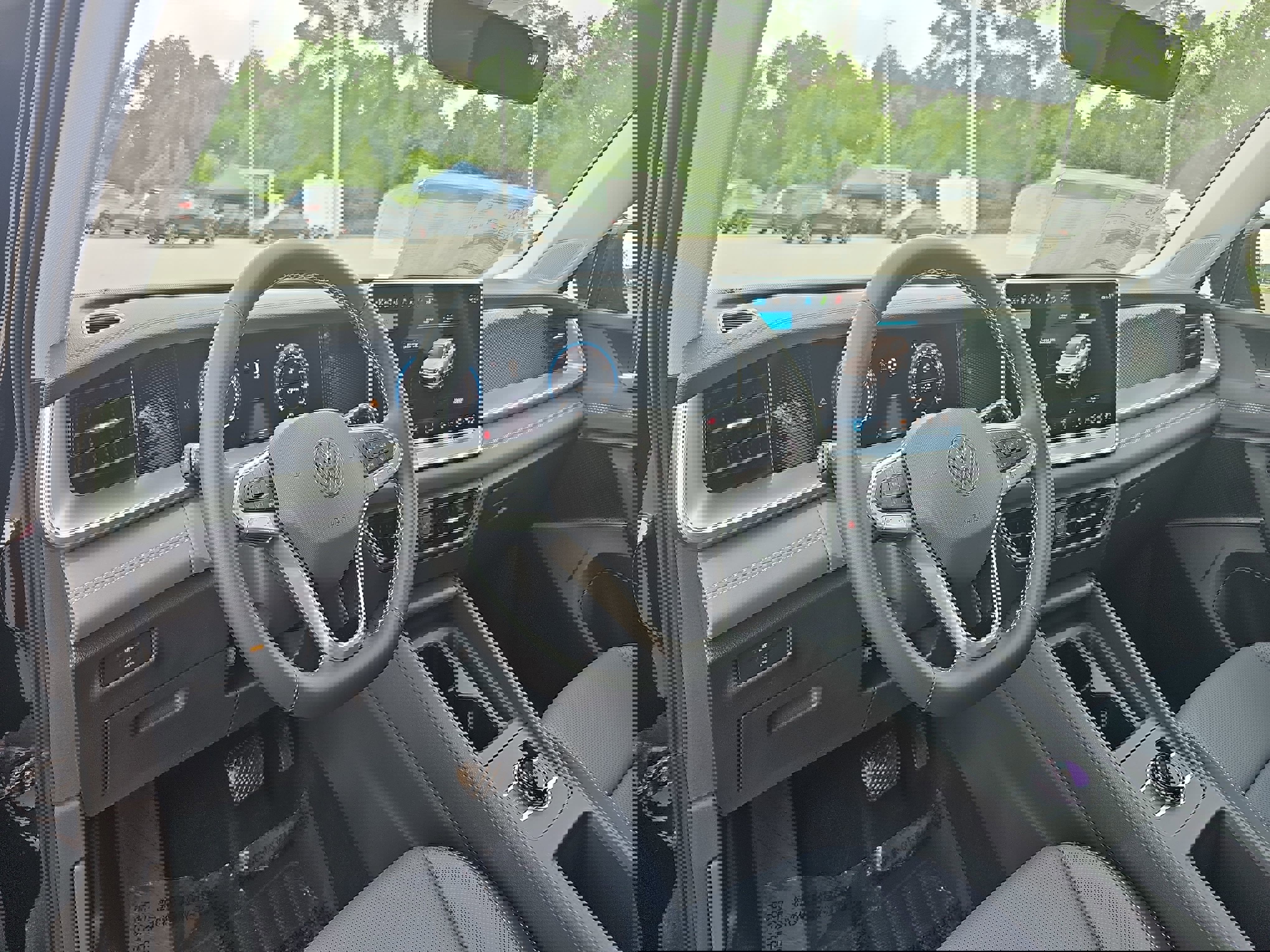 Used 2025 Volkswagen Tiguan SE image 16