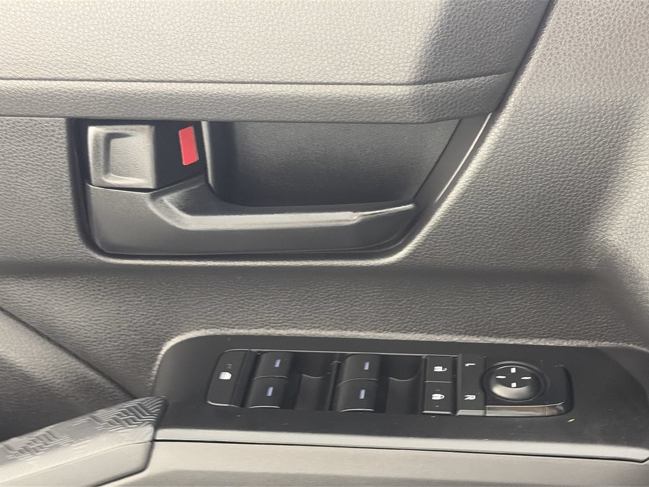 Used 2025 Toyota Tacoma SR5 AWD/4WD image 17