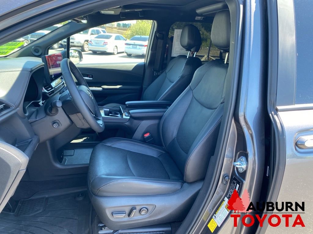 Used 2025 Toyota Sienna Platinum AWD/4WD image 37