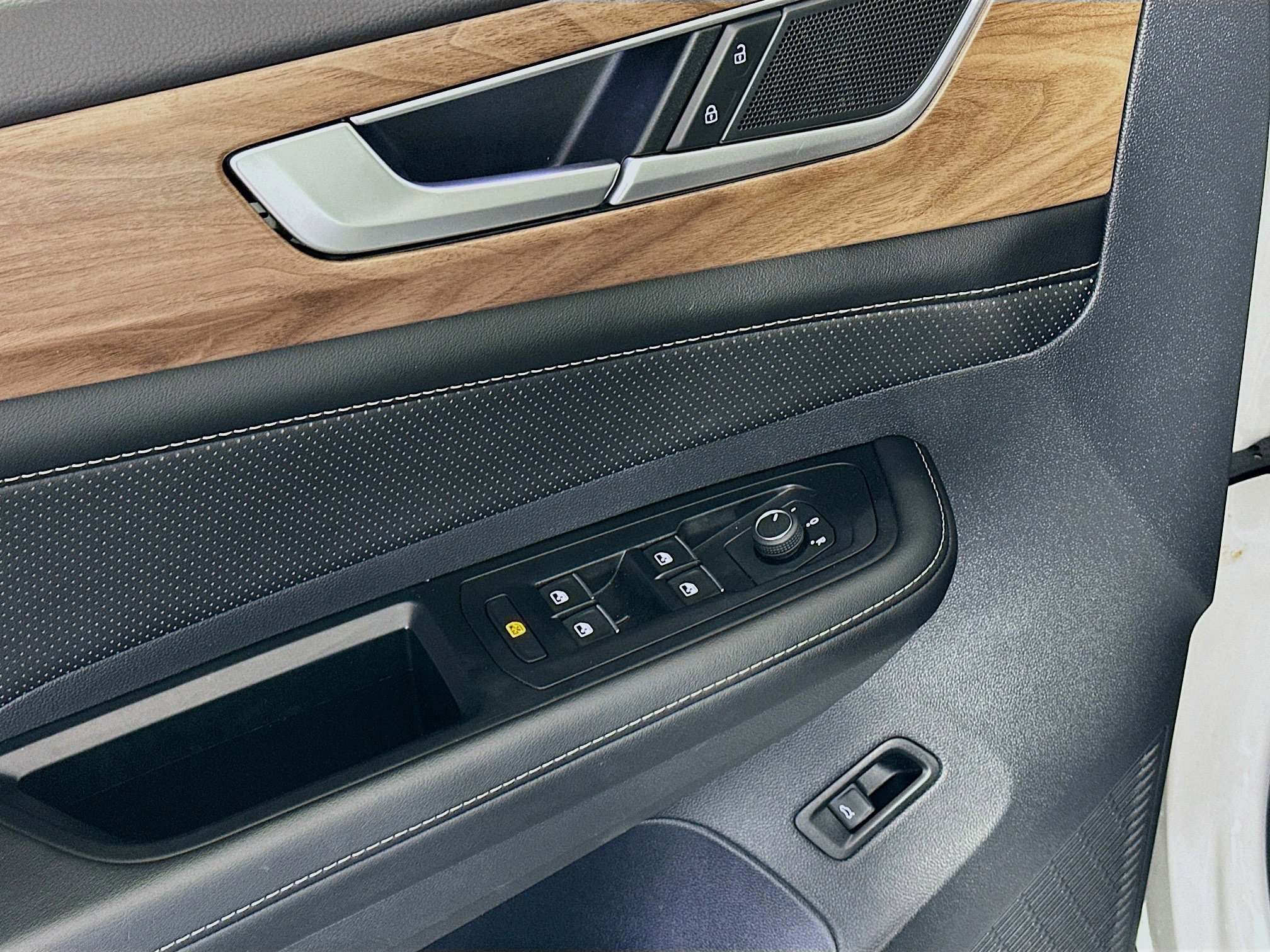 Used 2025 Volkswagen Atlas SE image 15