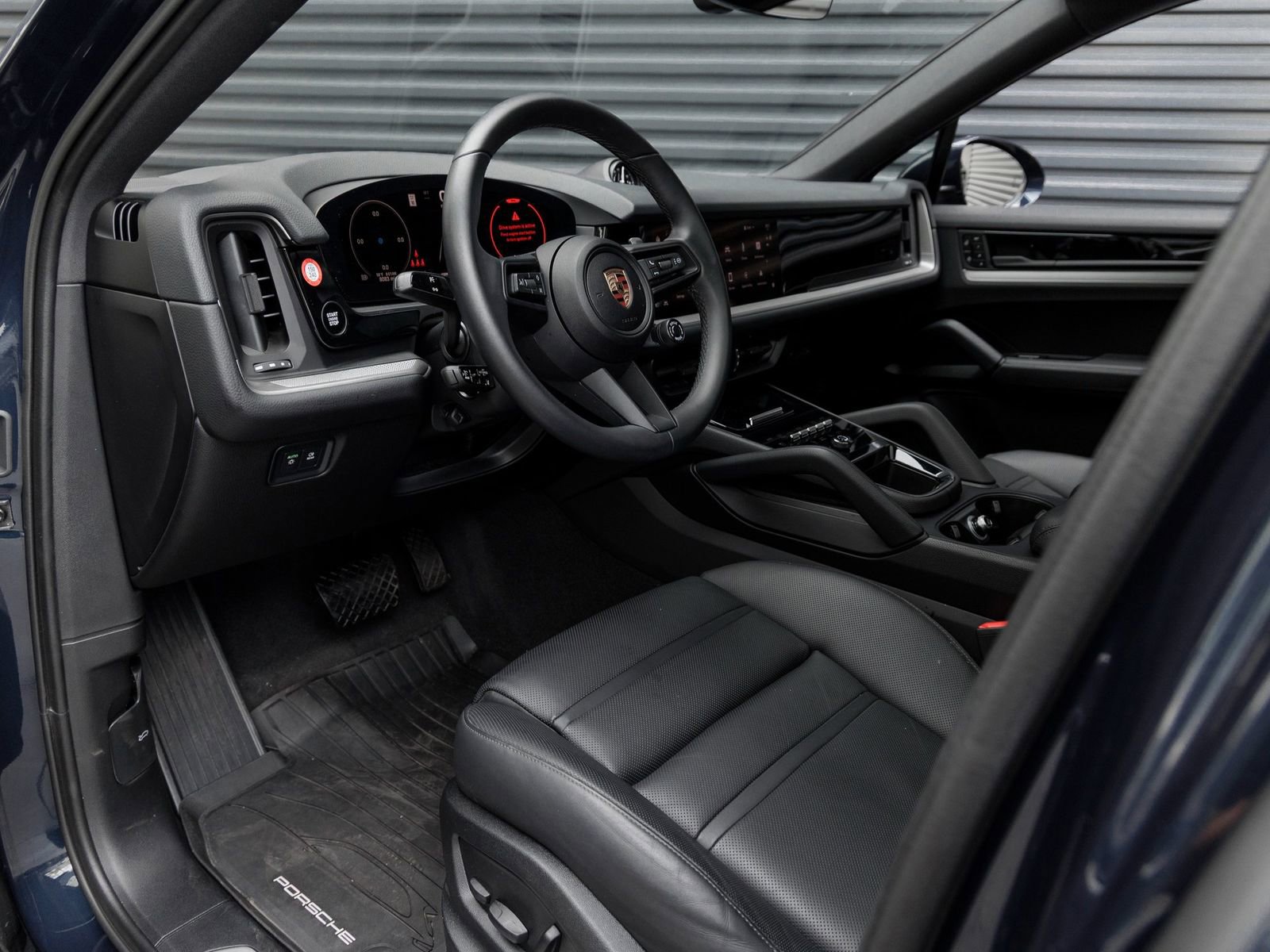 Used 2025 Porsche Cayenne Coupe AWD/4WD image 4