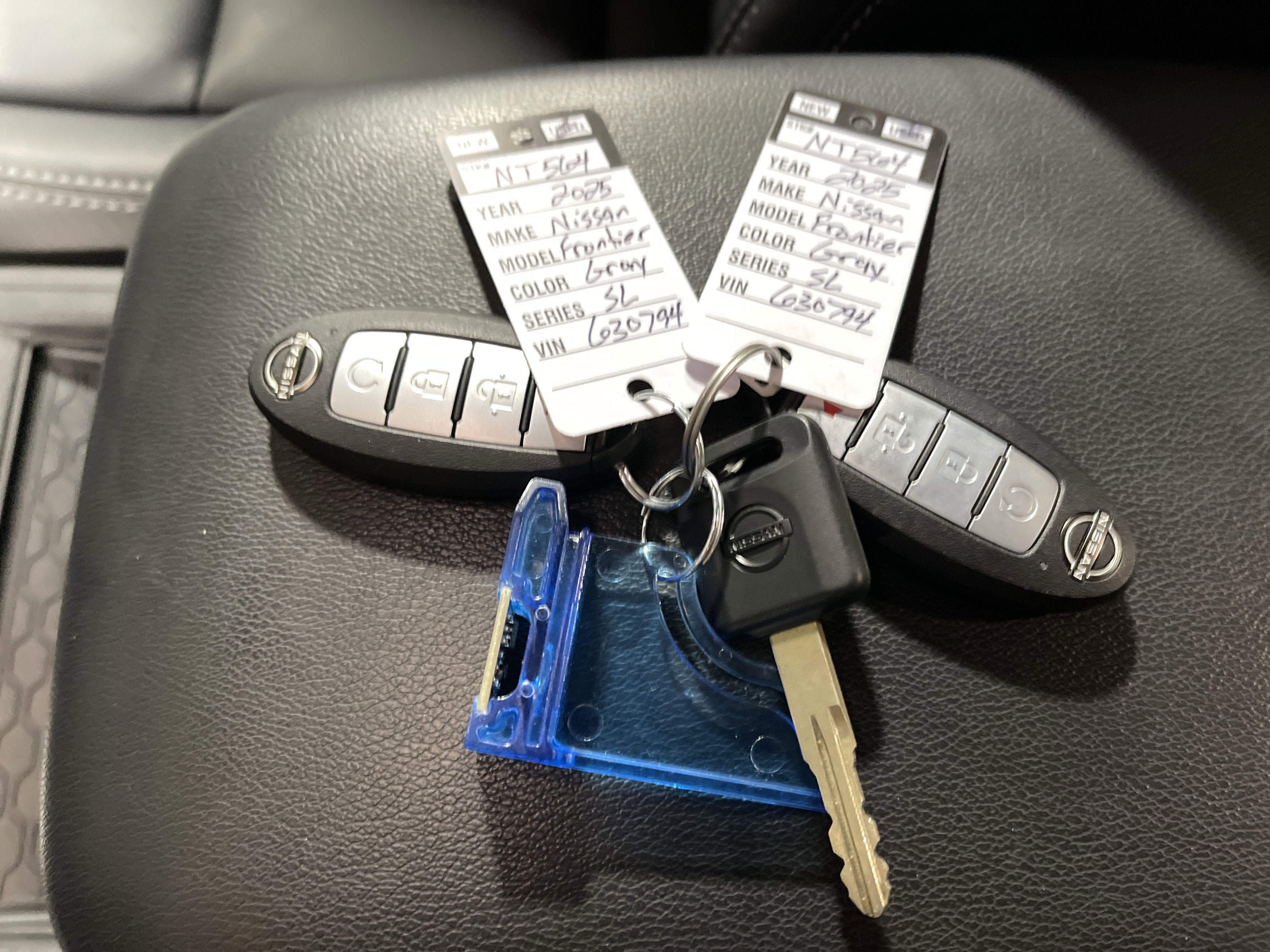 Used 2025 Nissan Frontier SL w/ Graphics Package image 28