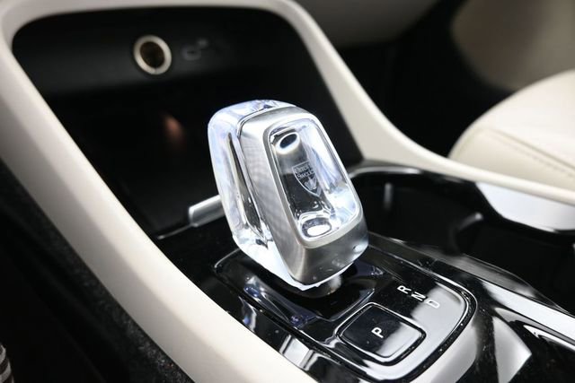 Used 2024 Volvo XC40 B5 Plus w/ Protection Package Premier AWD/4WD image 12