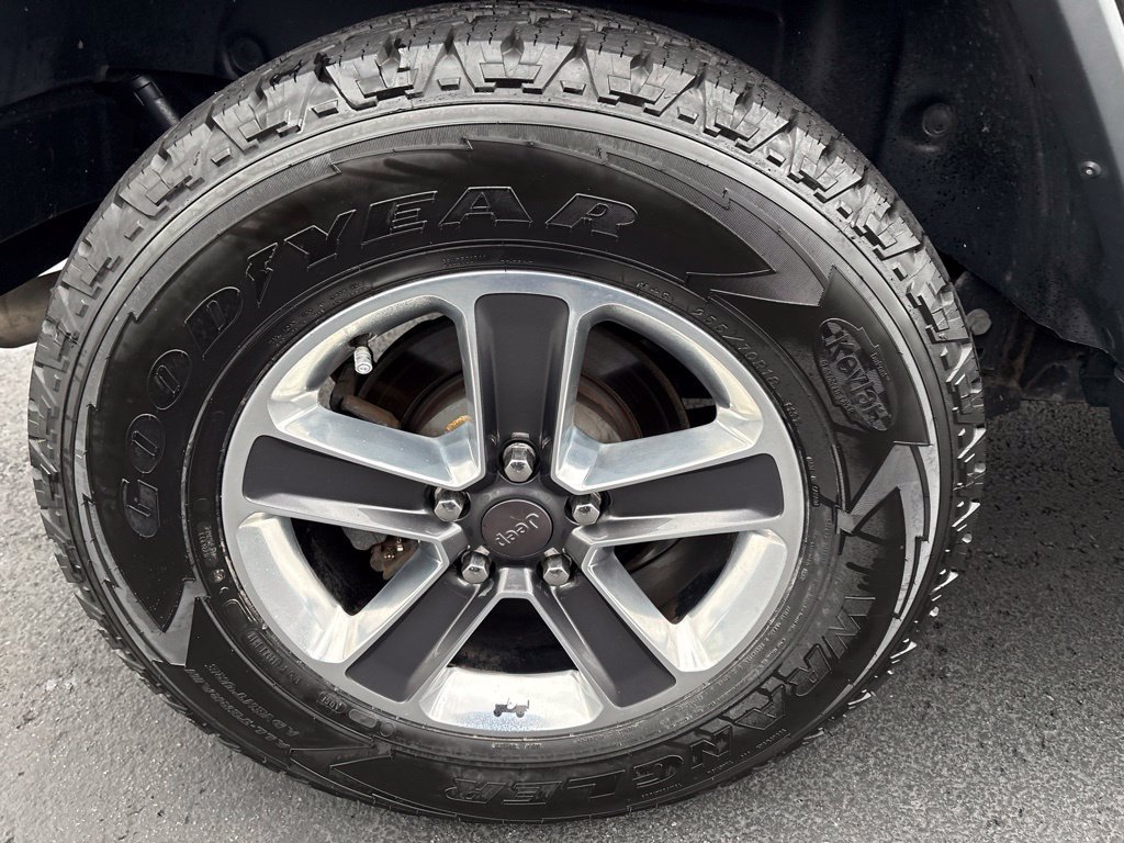 Used 2018 Jeep Wrangler Unlimited Sahara AWD/4WD image 12