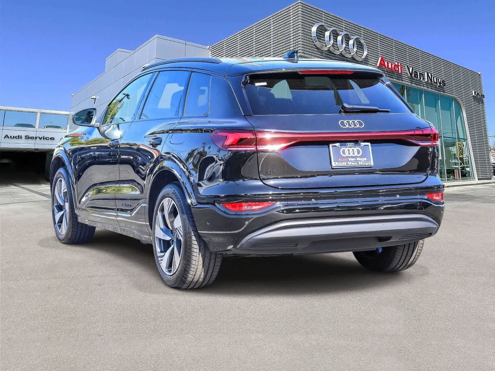 Used 2025 Audi Q6 e-tron Premium Plus w/ Premium Plus AWD/4WD image 2