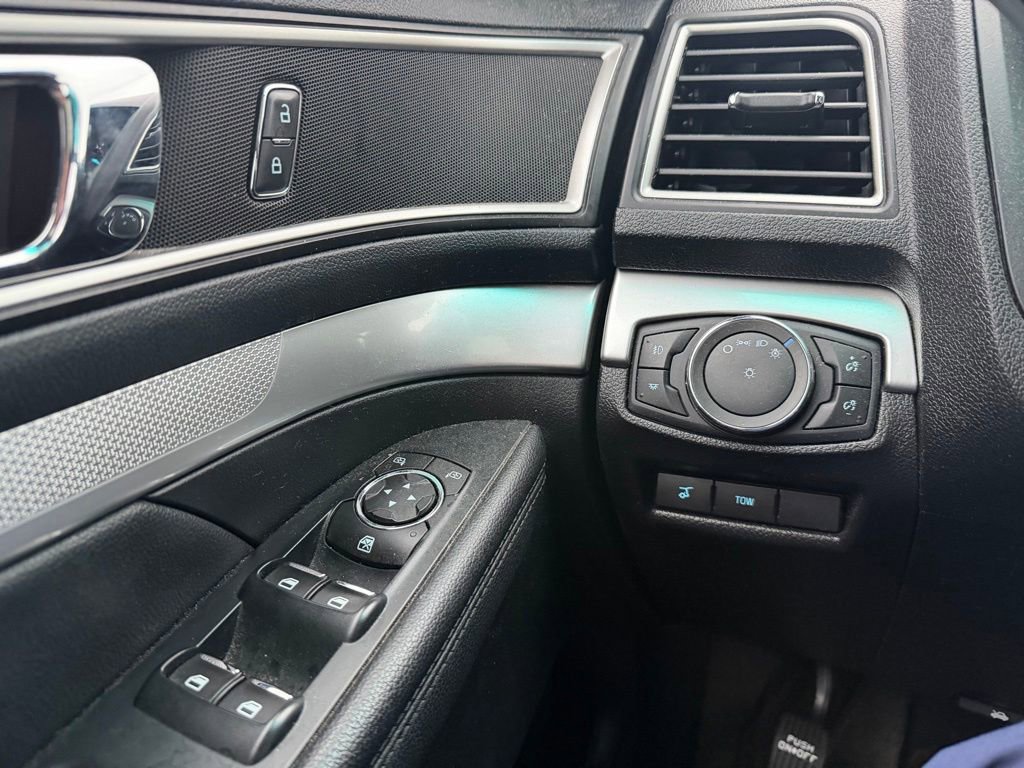 Used 2016 Ford Explorer XLT w/ Equipment Group 202A AWD/4WD image 9