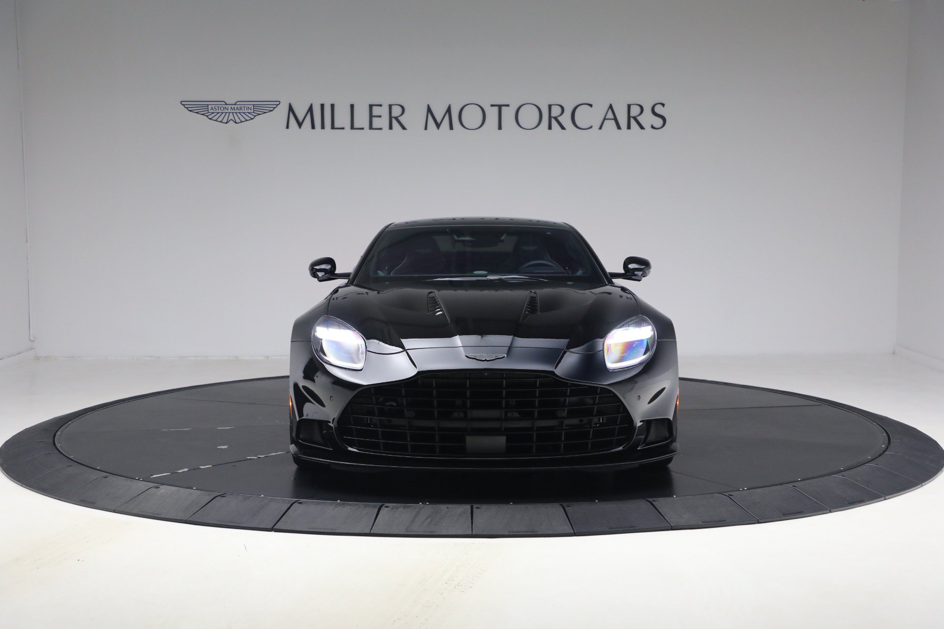 Used 2025 Aston Martin Vanquish RWD image 12