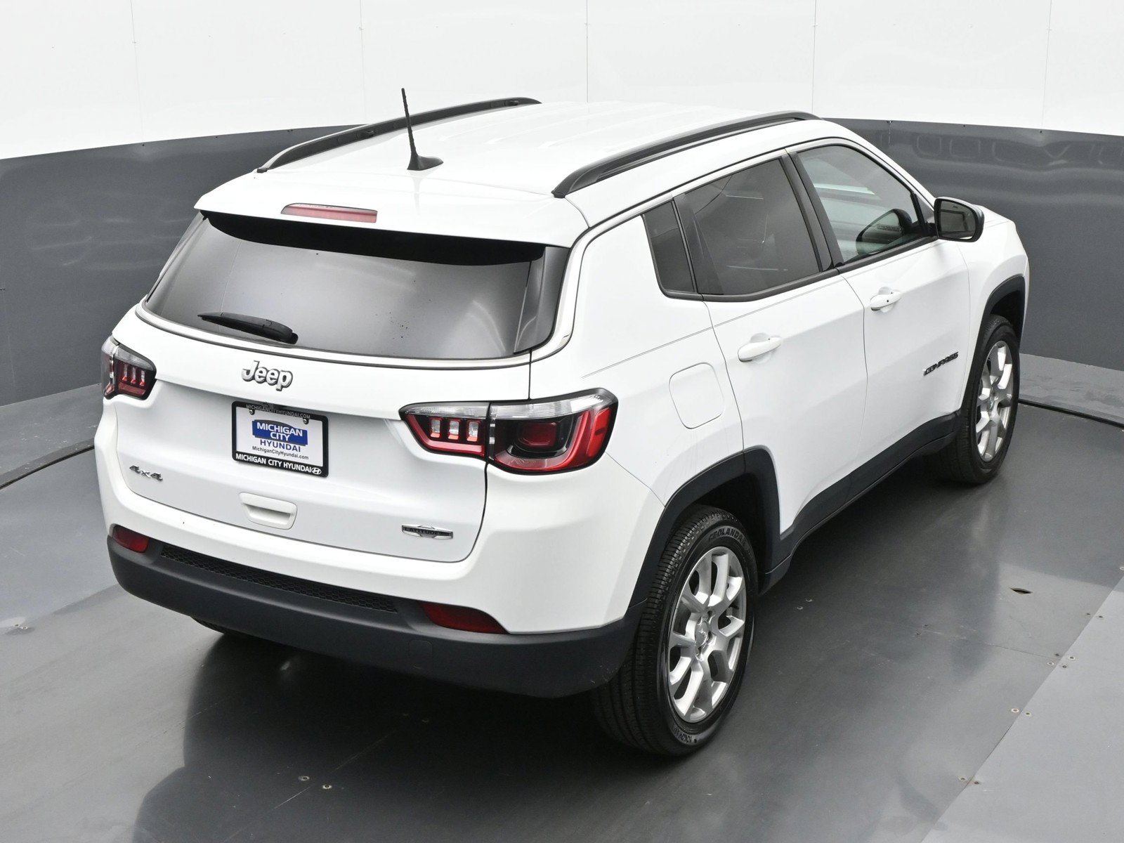 Used 2023 Jeep Compass Latitude AWD/4WD image 31