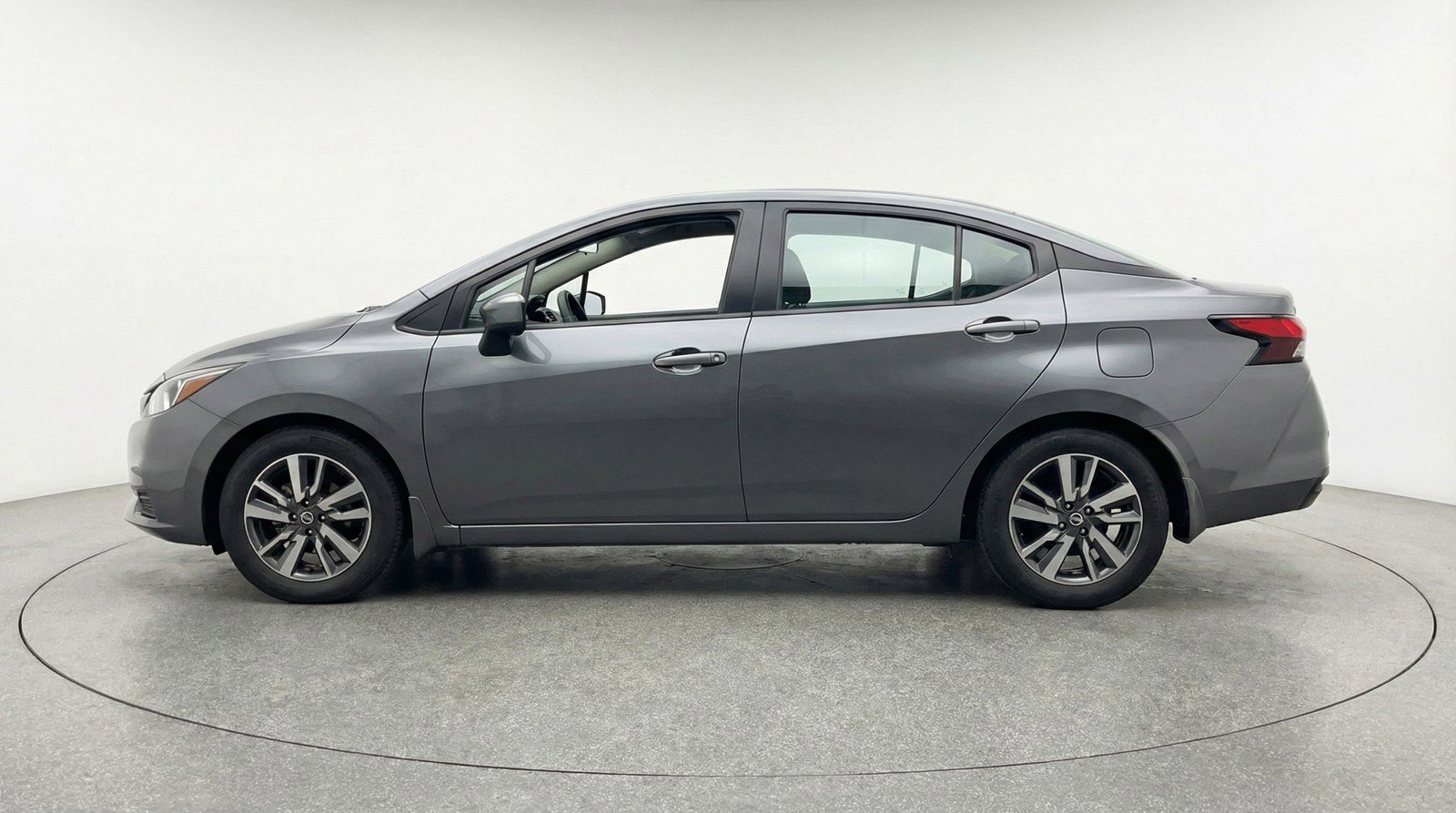 Used 2025 Nissan Versa SV FWD image 5