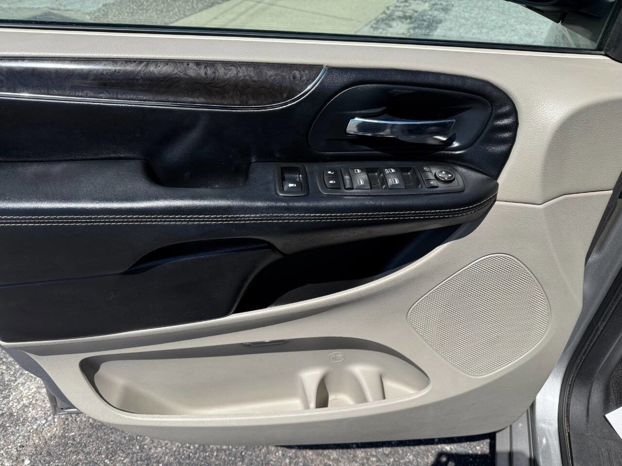 Used 2016 Chrysler Town & Country Touring image 12